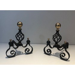 Paire de Chenets en Fer Forgé à Boules de Laiton Poli et Corps en Cage Ajourée sur Bases à Volutes