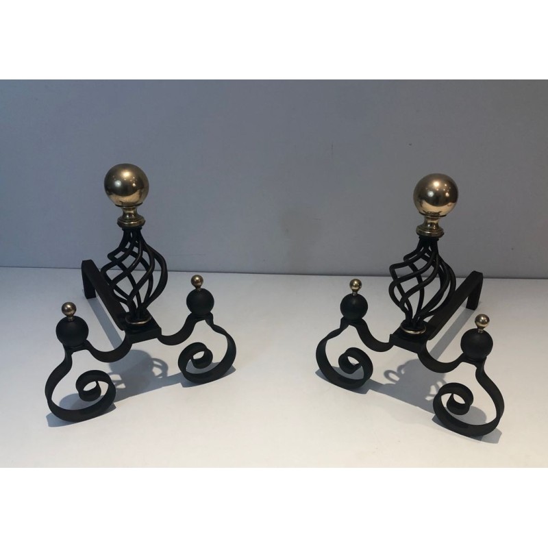 Paire de Chenets en Fer Forgé à Boules de Laiton Poli et Corps en Cage Ajourée sur Bases à Volutes