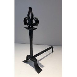 Importante Paire de Chenets en Fer Forgé à Flambeaux en Fleur de Lys Héraldique sur Bases évasées