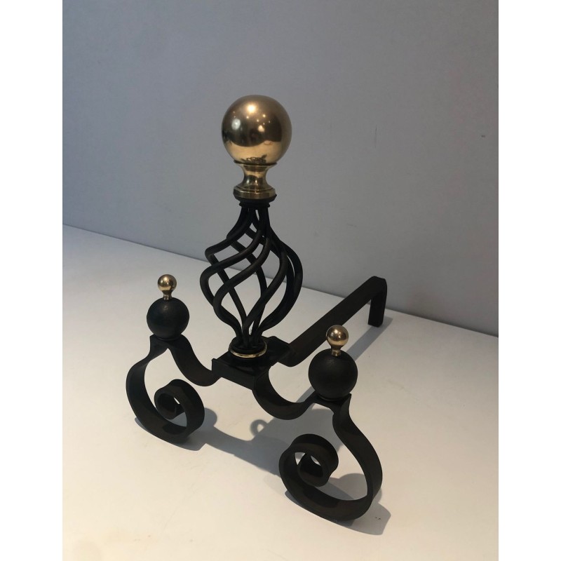 Paire de Chenets en Fer Forgé à Boules de Laiton Poli et Corps en Cage Ajourée sur Bases à Volutes