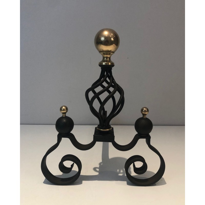 Paire de Chenets en Fer Forgé à Boules de Laiton Poli et Corps en Cage Ajourée sur Bases à Volutes