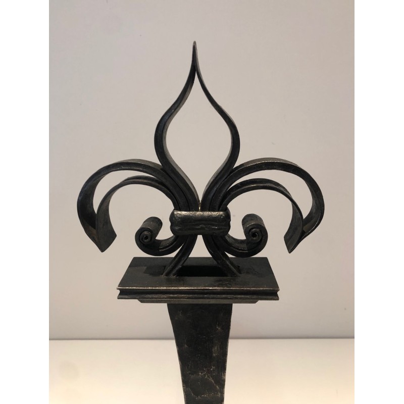 Importante Paire de Chenets en Fer Forgé à Flambeaux en Fleur de Lys Héraldique sur Bases évasées