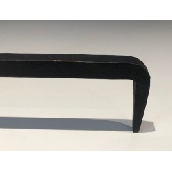 Importante Paire de Chenets en Fer Forgé à Flambeaux en Fleur de Lys Héraldique sur Bases évasées