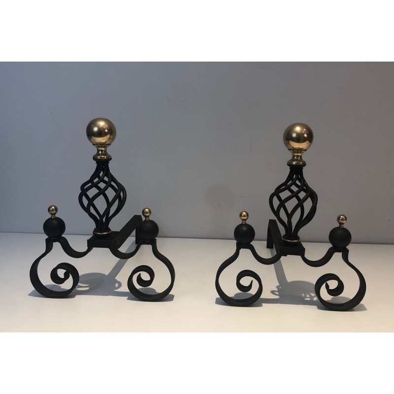 Paire de Chenets en Fer Forgé à Boules de Laiton Poli et Corps en Cage Ajourée sur Bases à Volutes