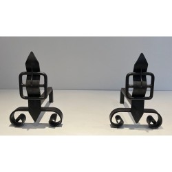 Paire de Chenets en Fer Forgé à Flambeaux en Obélisque et Motifs Ceinture-Boucle sur Bases à Volutes