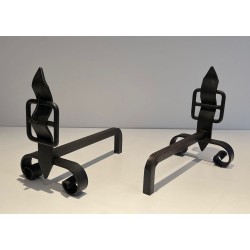 Paire de Chenets en Fer Forgé à Flambeaux en Obélisque et Motifs Ceinture-Boucle sur Bases à Volutes