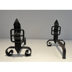 Paire de Chenets en Fer Forgé à Flambeaux en Obélisque et Motifs Ceinture-Boucle sur Bases à Volutes