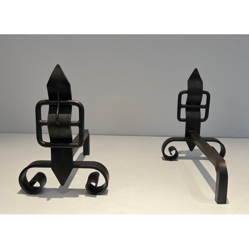 Paire de Chenets en Fer Forgé à Flambeaux en Obélisque et Motifs Ceinture-Boucle sur Bases à Volutes