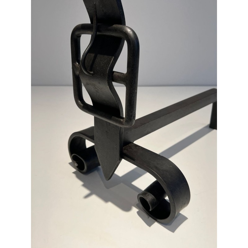 Paire de Chenets en Fer Forgé à Flambeaux en Obélisque et Motifs Ceinture-Boucle sur Bases à Volutes