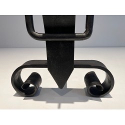Paire de Chenets en Fer Forgé à Flambeaux en Obélisque et Motifs Ceinture-Boucle sur Bases à Volutes