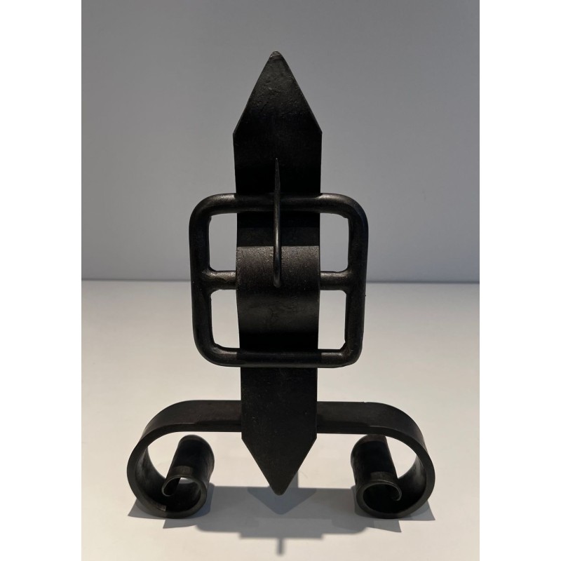 Paire de Chenets en Fer Forgé à Flambeaux en Obélisque et Motifs Ceinture-Boucle sur Bases à Volutes