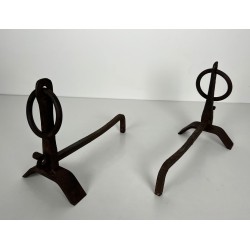 Paire de Chenets Modernistes en Fer Forgé à Anneaux de Couronnement et Bases Arquées, dans le Goût de Jacques Adnet