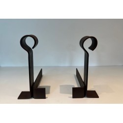 Importante Paire de Chenets Modernistes en Fer Forgé à Finiales en Anneau et Bases en Forme d’Ancre