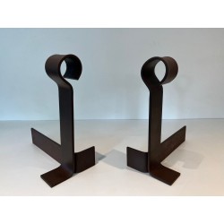 Importante Paire de Chenets Modernistes en Fer Forgé à Finiales en Anneau et Bases en Forme d’Ancre