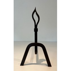 Paire de Chenets Modernistes en Fer Forgé à Flambeaux Stylisés et Bases Angulaires Évasées