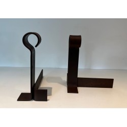 Importante Paire de Chenets Modernistes en Fer Forgé à Finiales en Anneau et Bases en Forme d’Ancre