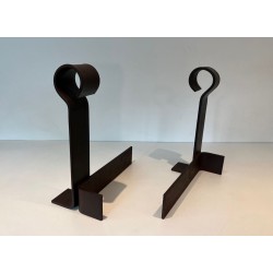 Importante Paire de Chenets Modernistes en Fer Forgé à Finiales en Anneau et Bases en Forme d’Ancre