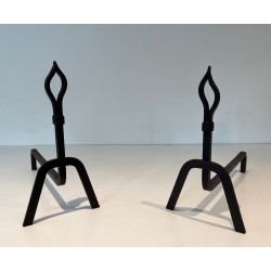 Paire de Chenets Modernistes en Fer Forgé à Flambeaux Stylisés et Bases Angulaires Évasées