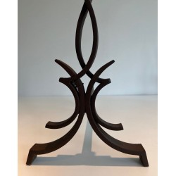 Paire de Chenets en Fer Forgé à Montants Flamboyants Stylisés et Pieds Enroulés, de Raymond Subes