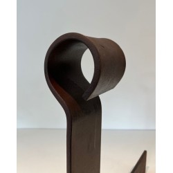 Importante Paire de Chenets Modernistes en Fer Forgé à Finiales en Anneau et Bases en Forme d’Ancre