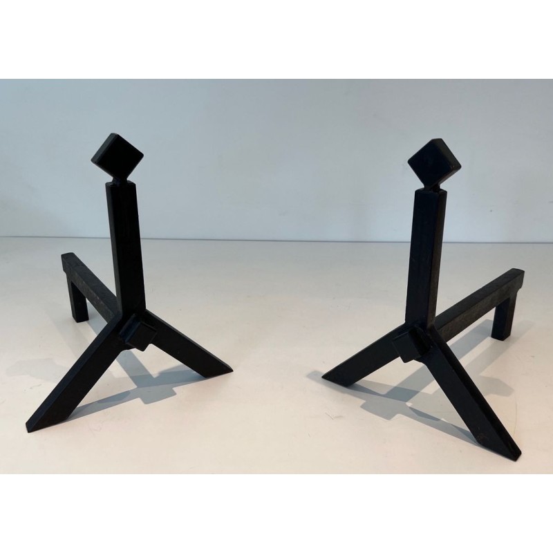Paire de Chenets Modernistes en Fer Noir à Finiales en Losange et Bases Angulaires