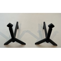 Paire de Chenets Modernistes en Fer Noir à Finiales en Losange et Bases Angulaires