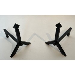 Paire de Chenets Modernistes en Fer Noir à Finiales en Losange et Bases Angulaires