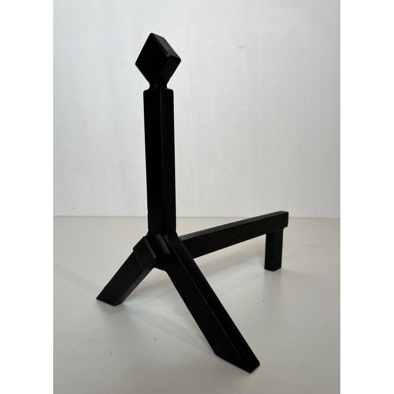 Paire de Chenets Modernistes en Fer Noir à Finiales en Losange et Bases Angulaires