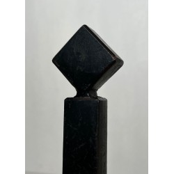 Paire de Chenets Modernistes en Fer Noir à Finiales en Losange et Bases Angulaires