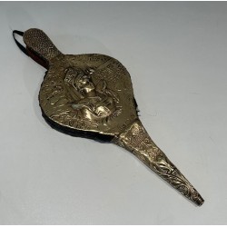 Soufflet de Cheminée de Style Louis XVI en Laiton Repoussé à Éffigie Féminine. France. Vers 1900.