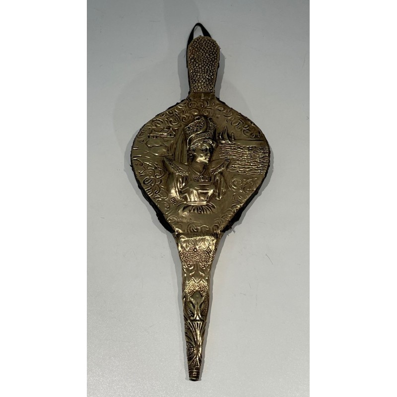 Soufflet de Cheminée de Style Louis XVI en Laiton Repoussé à Éffigie Féminine. France. Vers 1900.