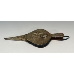 Soufflet de Cheminée de Style Louis XVI en Laiton Repoussé à Éffigie Féminine. France. Vers 1900.