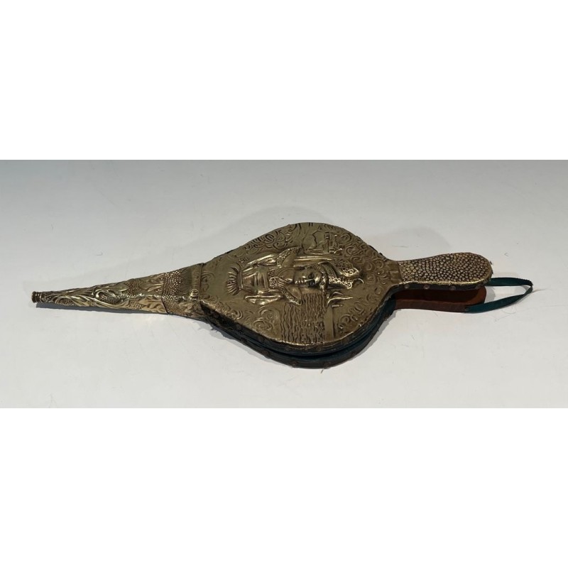 Soufflet de Cheminée de Style Louis XVI en Laiton Repoussé à Éffigie Féminine. France. Vers 1900.