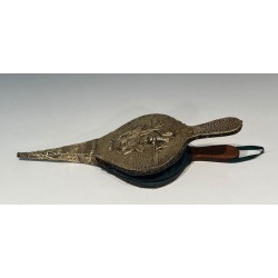 Soufflet de Cheminée de Style Louis XVI en Laiton Repoussé à Éffigie Féminine. France. Vers 1900.
