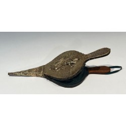 Soufflet de Cheminée de Style Louis XVI en Laiton Repoussé à Éffigie Féminine. France. Vers 1900.