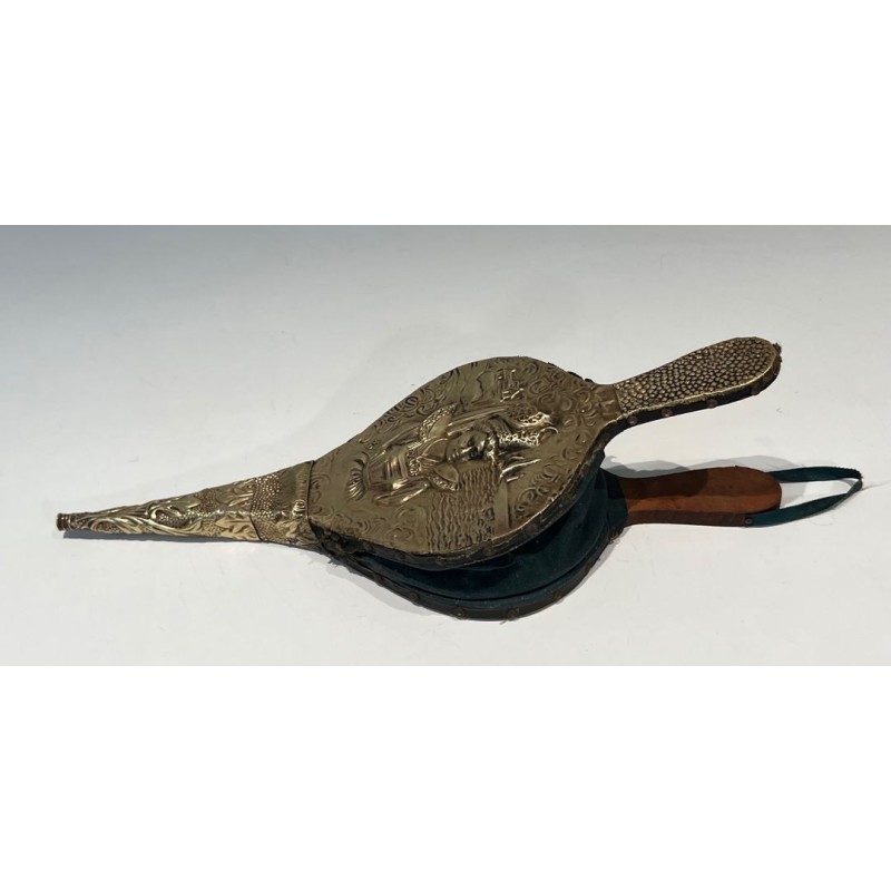Soufflet de Cheminée de Style Louis XVI en Laiton Repoussé à Éffigie Féminine. France. Vers 1900.