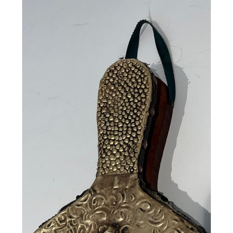 Soufflet de Cheminée de Style Louis XVI en Laiton Repoussé à Éffigie Féminine. France. Vers 1900.