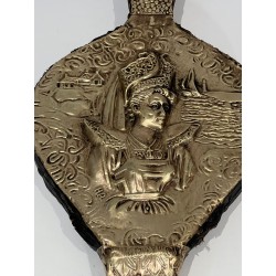 Soufflet de Cheminée de Style Louis XVI en Laiton Repoussé à Éffigie Féminine. France. Vers 1900.