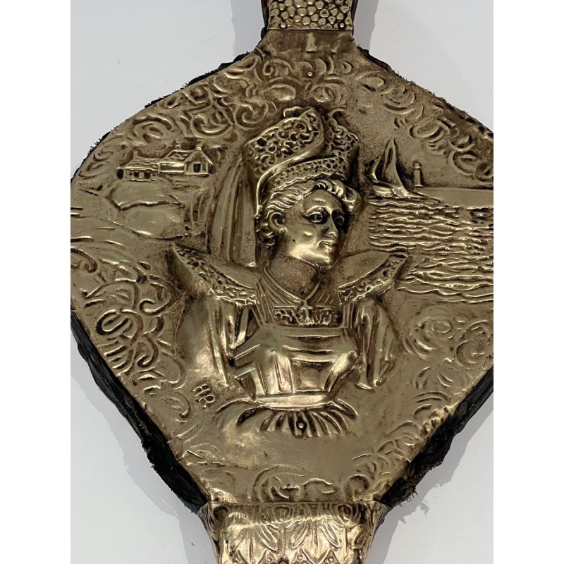 Soufflet de Cheminée de Style Louis XVI en Laiton Repoussé à Éffigie Féminine. France. Vers 1900.