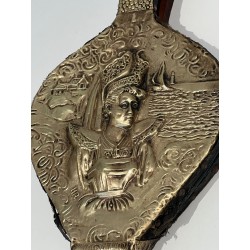 Soufflet de Cheminée de Style Louis XVI en Laiton Repoussé à Éffigie Féminine. France. Vers 1900.
