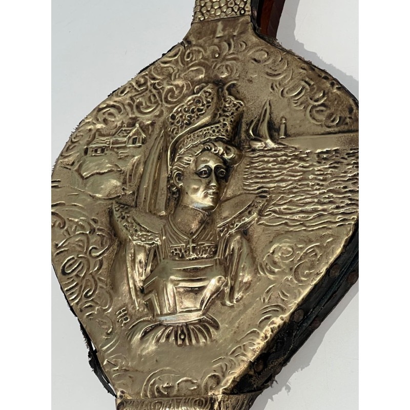 Soufflet de Cheminée de Style Louis XVI en Laiton Repoussé à Éffigie Féminine. France. Vers 1900.
