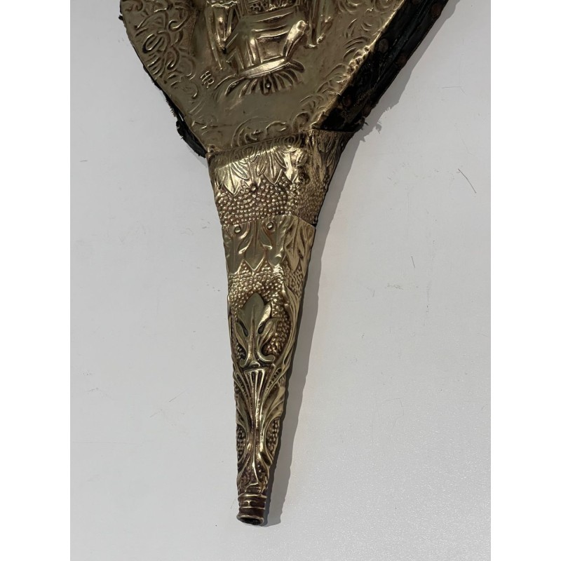 Soufflet de Cheminée de Style Louis XVI en Laiton Repoussé à Éffigie Féminine. France. Vers 1900.