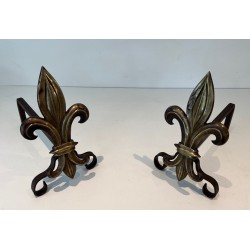 Paire de Chenets en Bronze et Fer Forgé à Montants en Fleur de Lys. France. Vers 1940.