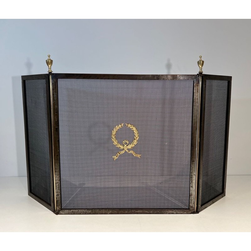 Pare-Feu de Style Néoclassique à Trois Panneaux en Grillage d’Acier à Couronne de Laurier en Laiton. France. Vers 1940.