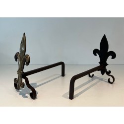 Paire de Chenets en Bronze et Fer Forgé à Montants en Fleur de Lys. France. Vers 1940.