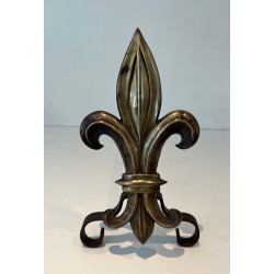 Paire de Chenets en Bronze et Fer Forgé à Montants en Fleur de Lys. France. Vers 1940.