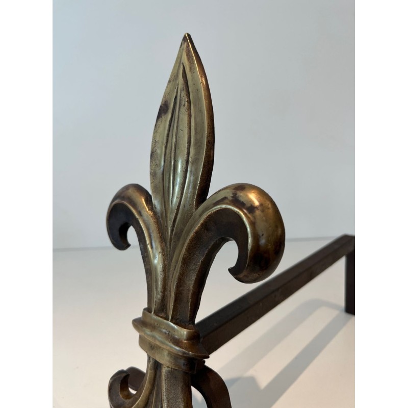 Paire de Chenets en Bronze et Fer Forgé à Montants en Fleur de Lys. France. Vers 1940.
