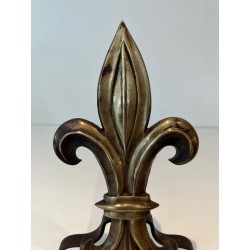 Paire de Chenets en Bronze et Fer Forgé à Montants en Fleur de Lys. France. Vers 1940.