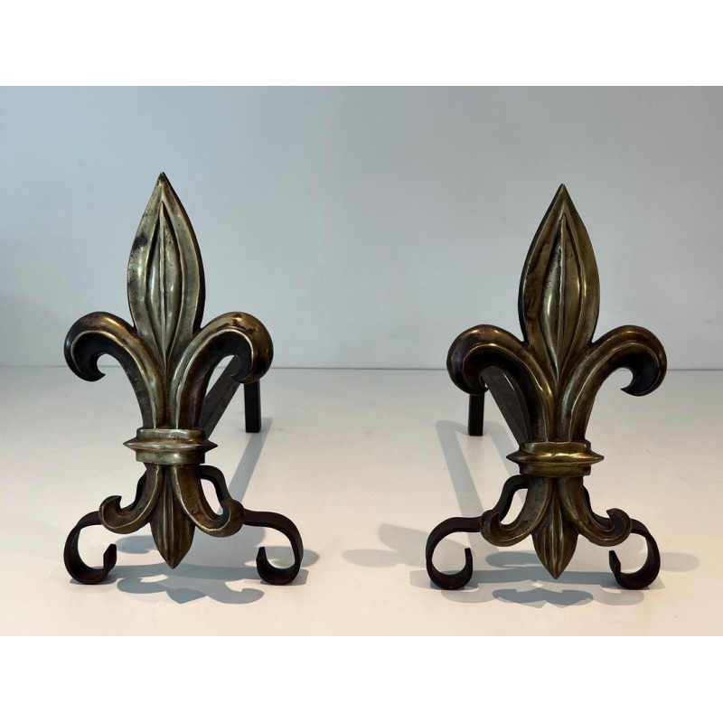 Paire de Chenets en Bronze et Fer Forgé à Montants en Fleur de Lys. France. Vers 1940.