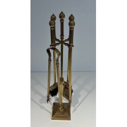 Nécessaire de Feu de Style Néoclassique en Bronze et Laiton Finement Ciselé à Boules Ajoureés. France. Vers 1930.